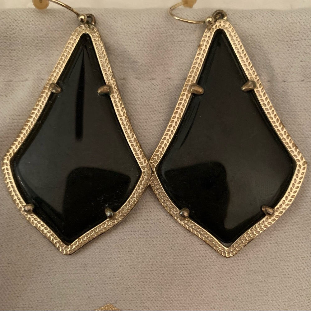 GUC - Kendra Scott in Black/gold.